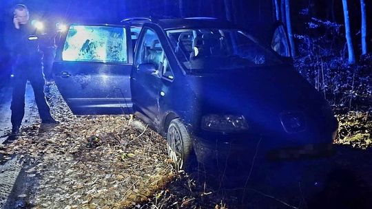 Finał szaleńczego rajdu w leśnych ostępach. Senior bez prawa jazdy postawił służby na nogi
