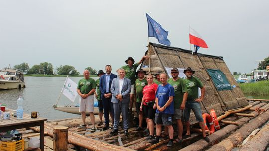 Flis Odrzański dotarł do powiatu gryfińskiego. Powitanie nad brzegiem rzeki