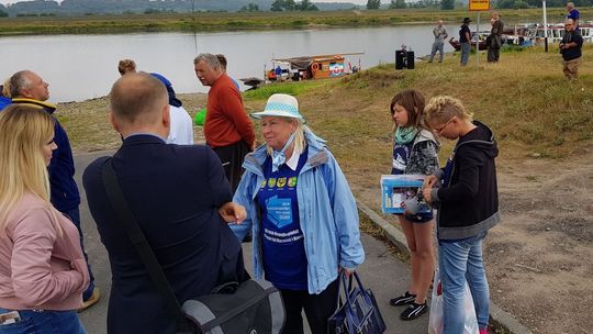 Flis Odrzański zacumował pomimo niskiego stanu rzeki i został gościnnie przyjęty [FILM, FOTO]
