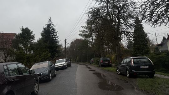 Problemem tragiczny stan nawierzchni i pojazdy zaparkowane z obu stron drogi