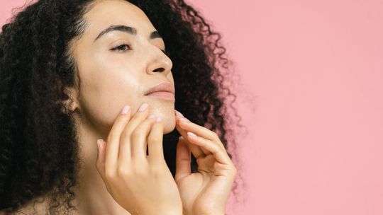 Fotouszkodzenia skóry – dlaczego słońce zmienia jej teksturę, nawet bez widocznych oparzeń?