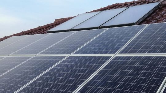 Fotowoltaika dla laika. Co musisz wiedzieć o tym systemie? Fotowoltaika dla laika. Co musisz wiedzieć o tym systemie?