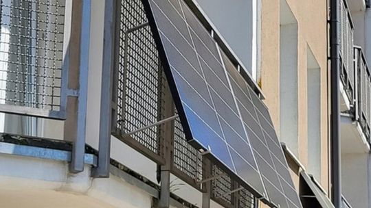 Fotowoltaikę zamontuj na balkonie. Rachunki gwałtownie spadną Fotowoltaikę zamontuj na balkonie. Rachunki gwałtownie spadną