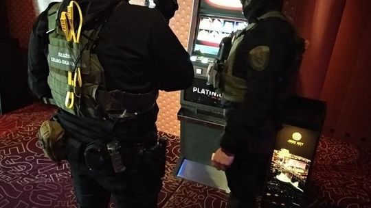 Funkcjonariusze zabezpieczyli automaty do gier i gotówkę