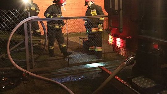 Gasili płonącego forda i zabezpieczali zerwaną linię wysokiego napięcia