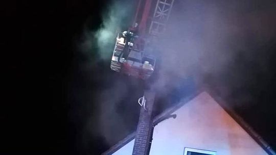 Gasili pożar sadzy kominowej. Musieli użyć podnośnika