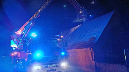 Gasili pożar sadzy kominowej. Z powodu gęstego dymu musieli użyć aparatów "ODO" Gasili pożar sadzy kominowej. Z powodu gęstego dymu musieli użyć aparatów "ODO"