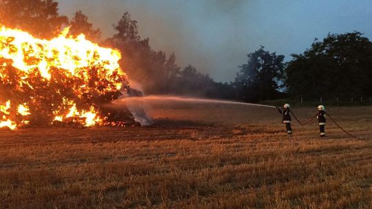 Gasili pożar sterty słomy na polu