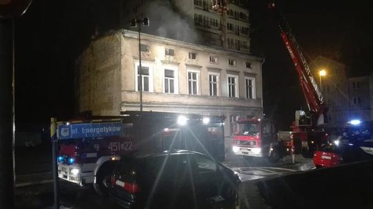 Gasili pożar tuż pod wieżowcem