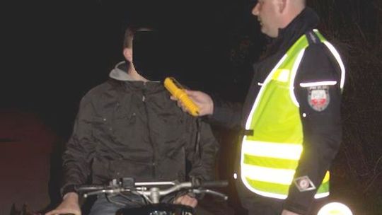 Gdy zdjął kask, to policjant poczuł od niego woń niestrawionego alkoholu