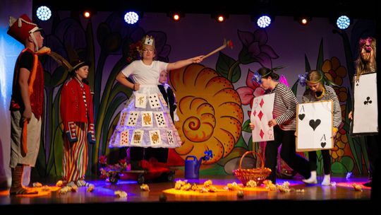 Gdzie Ty byłaś Alicjo? Akrobacje na szarfach i zaczarowane sceny pełne barw