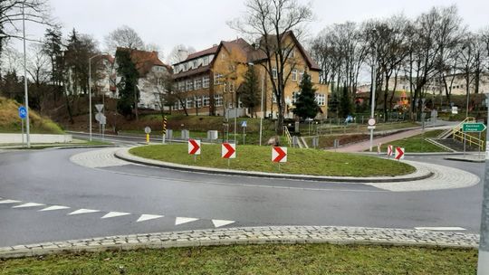 Gdzie zniknęły drzewa rosnące na rondzie? - pyta czytelniczka