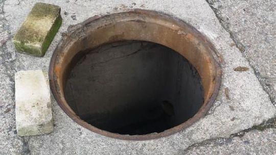 Głęboka dziura na środku gminnego parkingu. Uważajcie! Głęboka dziura na środku gminnego parkingu. Uważajcie!