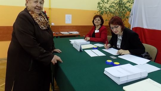 Głosowanie trwa, frekwencja średnia