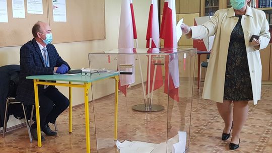 Głosują w maseczkach i rękawiczkach Głosują w maseczkach i rękawiczkach