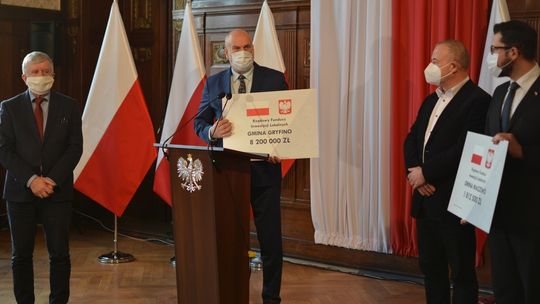 Gminy dostają kartoniki z obietnicami. Wątpliwe, czy będzie pokrycie w prawdziwych pieniądzach