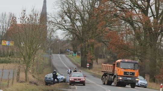 Golf uderzył w drzewo a kierowca uciekł?