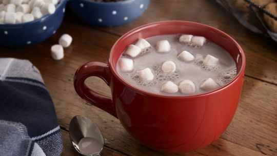 Gorąca czekolada w płynie na jesienny wieczór. 3 proste przepisy