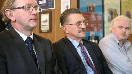 Goście z elektrowni witani kwiatami