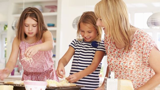 Gotuj razem z mamą – proste pomysły na wyśmienitą zabawę