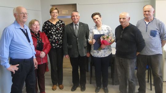 Gratulacje dla Ewy Kwiecień. Wyróżnienie z rąk Bogdana Matławskiego 