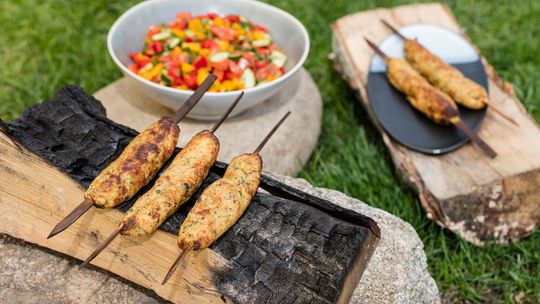 Grill z szaszłykami ziemniaczanymi z salsą warzywną - przepis kulinarny