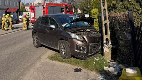 Groźna kolizja: Peugeot zdemolował infrastrukturę i uderzył w inne auto