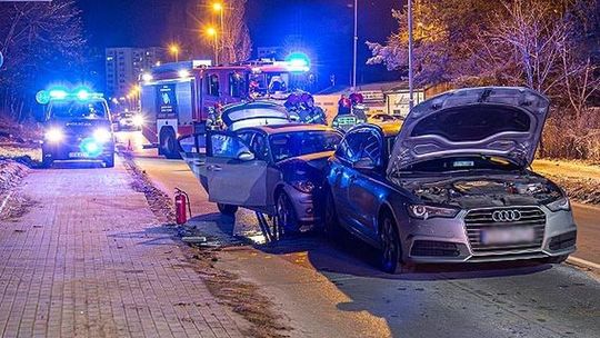 Groźna kolizja na śliskiej drodze. BMW uderzyło w Audi z dziećmi