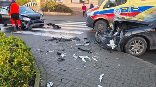 Groźna kolizja. Trzy osoby ranne po zderzeniu dwóch aut