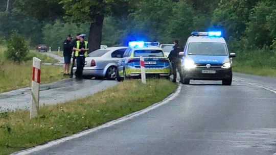 Groźne zderzenie na zakręcie. Skoda wylądowała na ścieżce rowerowej