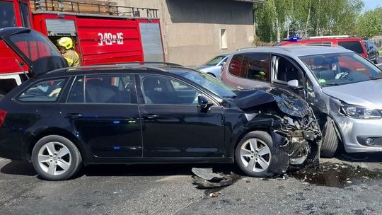 Groźne zderzenie samochodów. 36-latka w Hyundaiu nie ustąpiła pierwszeństwa