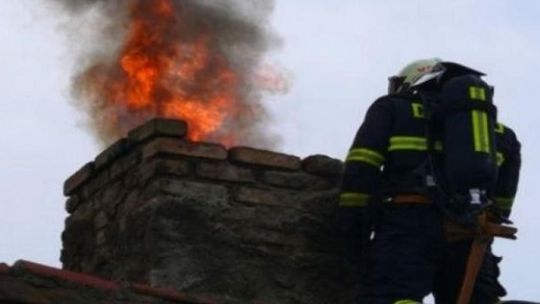 Groźny pożar sadzy w kominie