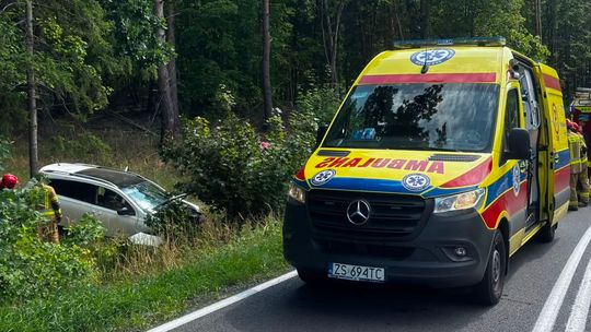 Groźny wypadek na DK31. Auto wypadło z jezdni. Kierującą przetransportowano do szpitala