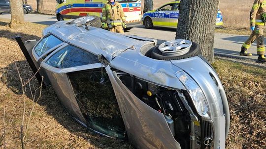 Groźny wypadek z udziałem nastolatka. Stracił panowanie nad autem i dachował