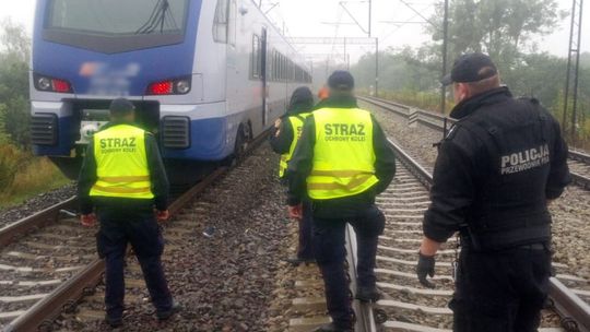 Gryfino: O krok od tragedii na torach PKP. Mężczyzna z urazem twarzy trafił pod opiekę służb