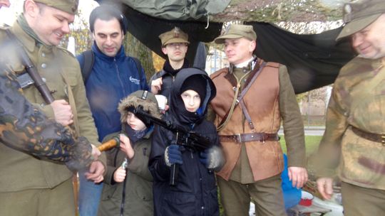 Gryfiński Piknik Militarny i rekonstruktorzy uatrakcyjnili świętowanie