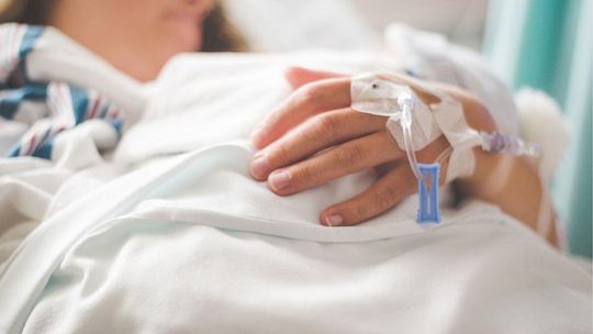 Grypa stwarza coraz większe problemy. Zamykają szpitale dla odwiedzających chorych Grypa stwarza coraz większe problemy. Zamykają szpitale dla odwiedzających chorych