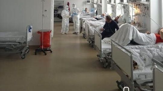 Gwałtownie wzrasta ilość zakażeń mutacją Delta. Więcej zakażeń, mniej zgonów