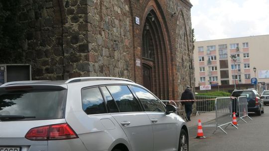 Gzyms spadł prosto na samochód