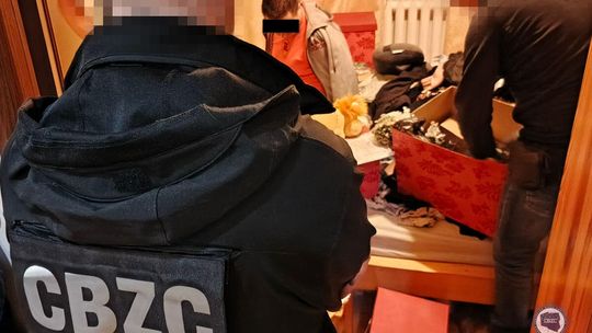 Nielegalny handel lekami, prowadzony przez grupy przestępcze. Narazają życie i zdrowie