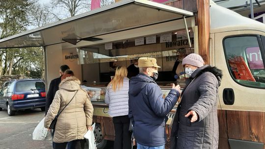 Handel uliczny w rozkwicie, a w lokalach się zwija