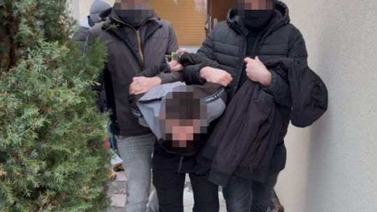 Szukał pracy i się zorientował, że to nielegalna działalność. Uciekł, a policja przeprowadziła akcję