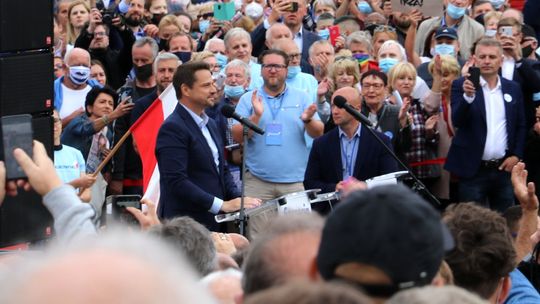  Hasła "za" i "przeciw" wznoszone na spotkaniu z Trzaskowskim