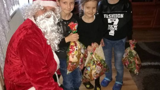 Hojny mikołaj odwiedził dzieci w domach