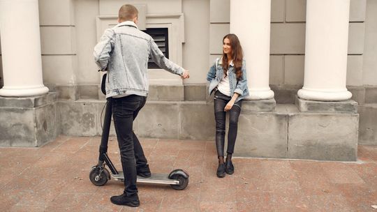 Czarna seria na hulajnogach elektrycznych. Drastyczny wzrost wypadków i ostrzeżenie neurochirurga