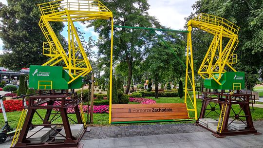 Huśtawka na dźwigozaurach rozpoczyna objazd