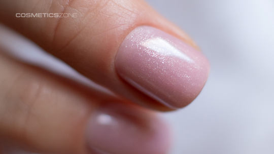 Hybrydy na słabych paznokciach – jakie produkty wzmocnią płytkę?