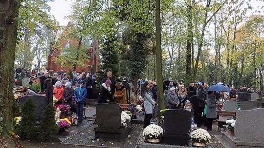 Idą ku mnie, idą kalinami znajomi, umarli, kochani…