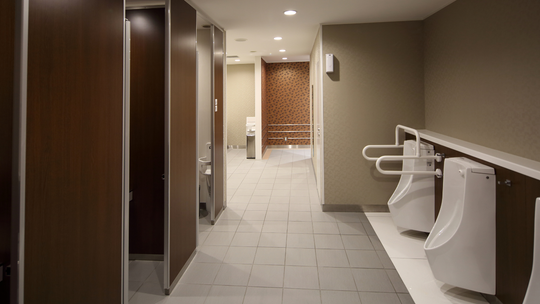 WC niedostępne. Albo zamknięte, albo "haracz" trzeba zapłacić