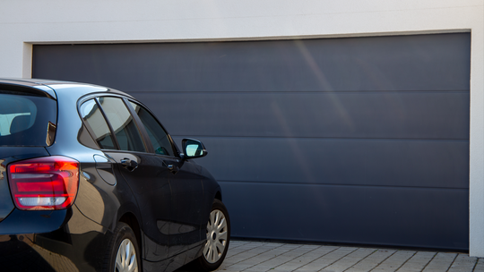 Ile kosztuje brama garażowa w 2024 roku? Kluczowe czynniki